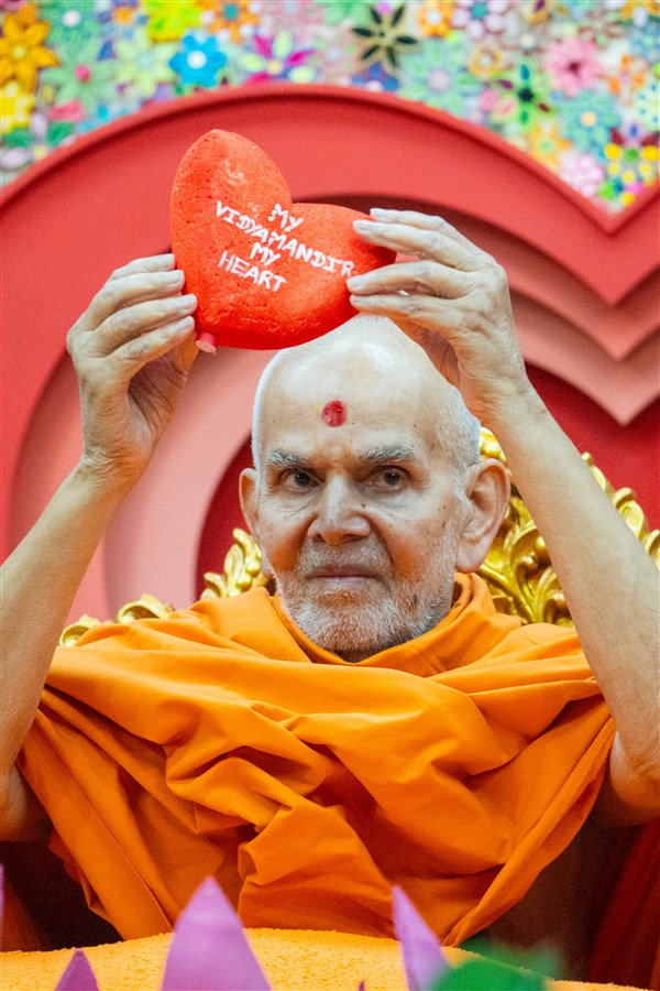 Swamishri holds a heart in his hands