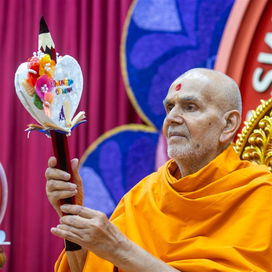 Swamishri sanctifies a chhadi