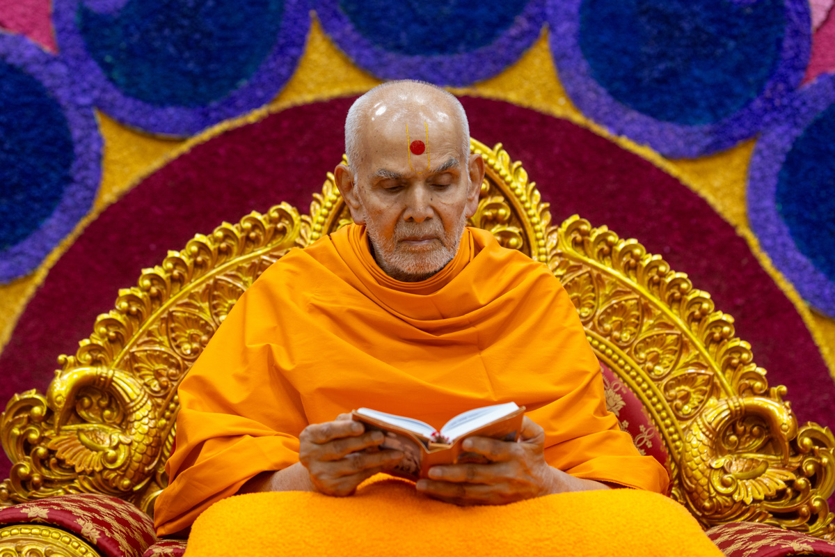 Swamishri reads the Shikshapatri and Satsang Diksha 