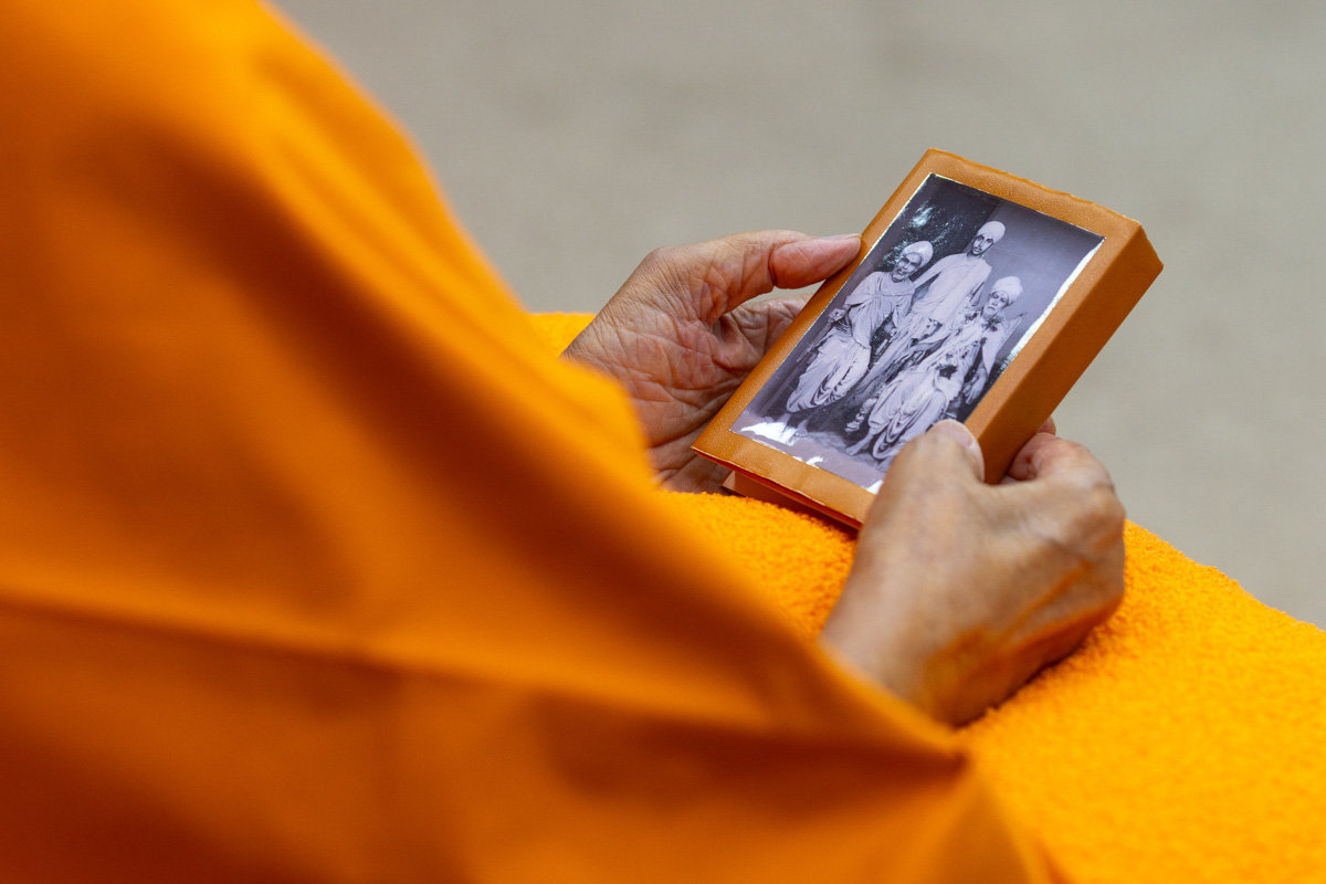 Swamishri is immersed in the darshan of Shastriji Maharaj, Yogiji Maharaj, and Pramukh Swami Maharaj