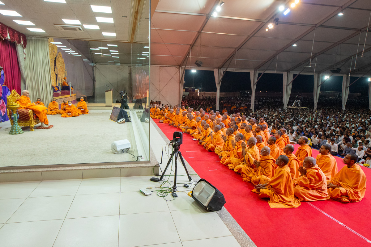 Swamis pray before Swamishri
