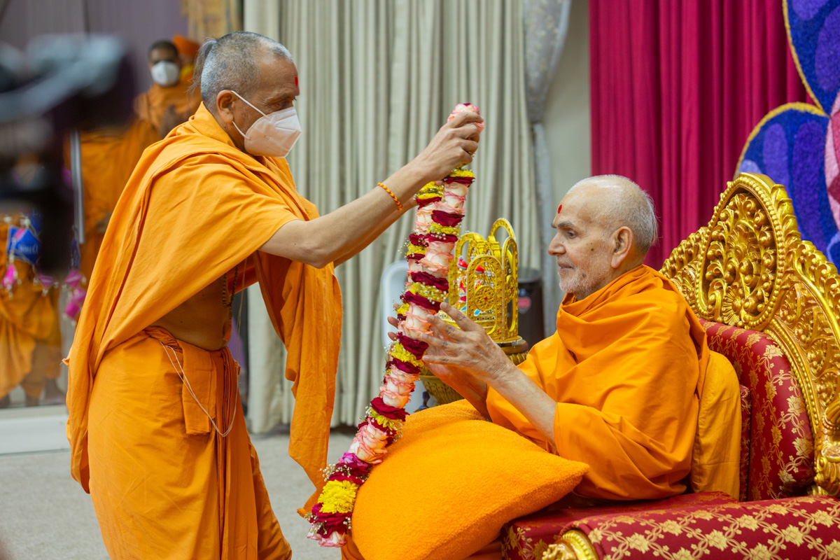 Uttamprakash Swami honors Swamishri with a garland