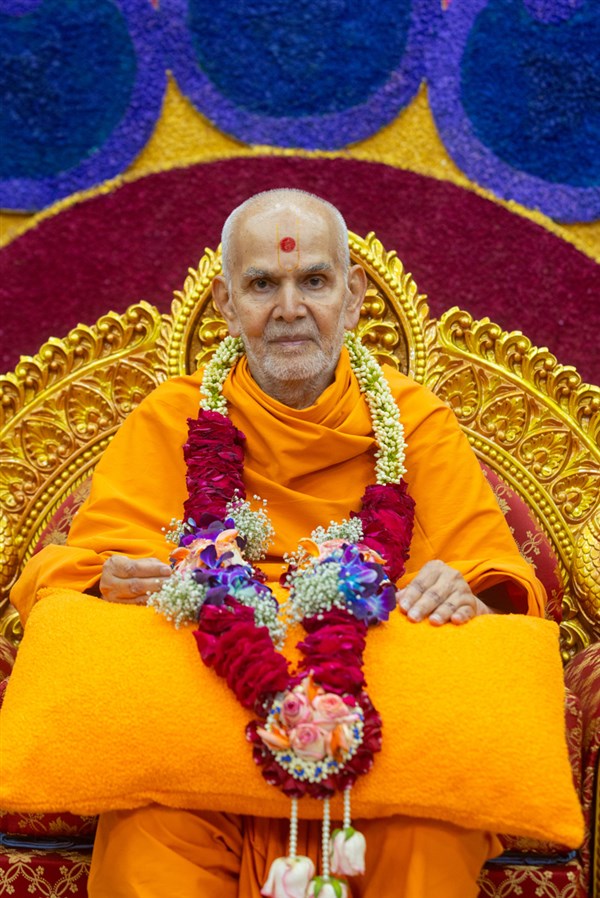 Swamishri honored with a garland 