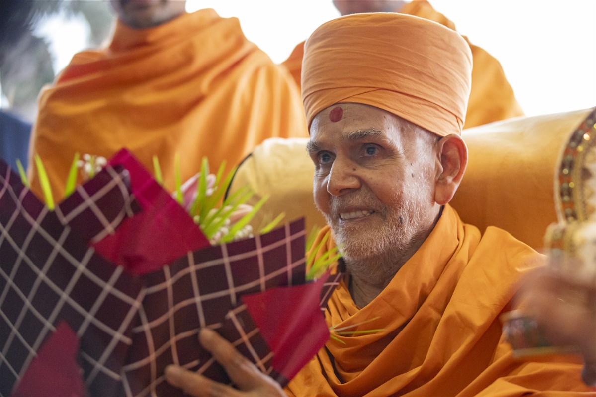 Swamishri responded warmly to the heartfelt welcome