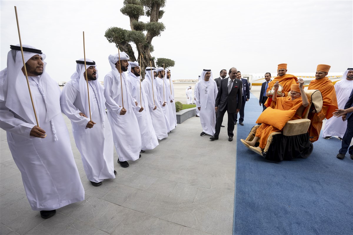 Swamishri enthusiastically interacted with the Al-Ayyala performers