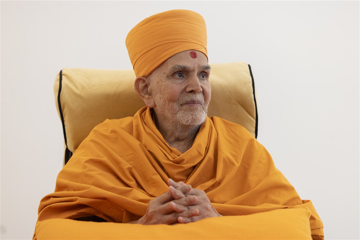 Swamishri listened intently to the Sheikh