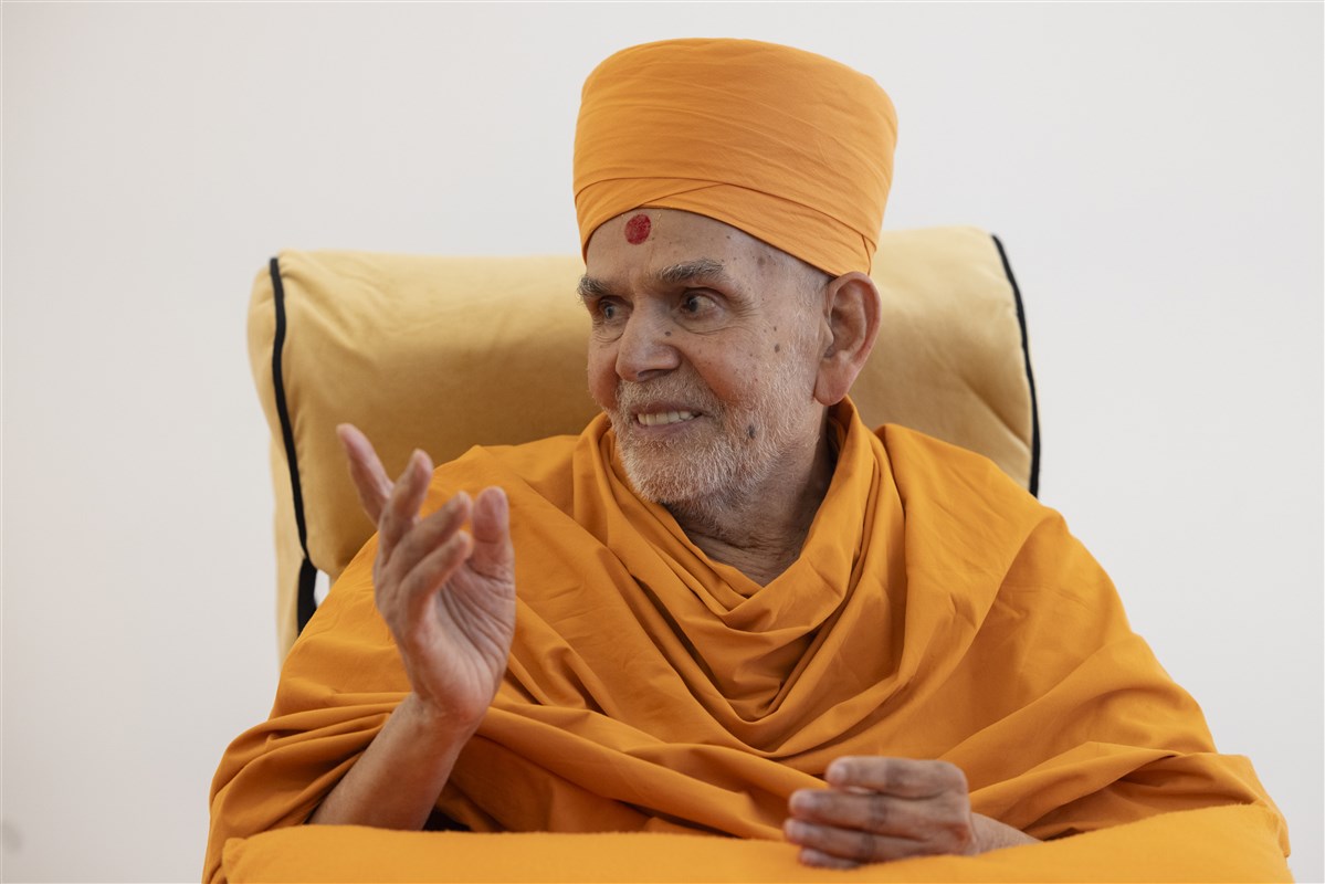 Mahant Swami Maharaj warmly replied, “We are touched by your love and respect. The leaders of the UAE are great, good, and large-hearted.”