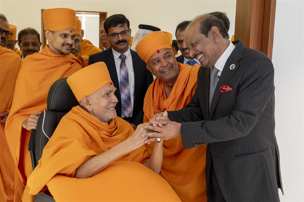 Upon his departure from the airport, Swamishri met Yusuff Ali again