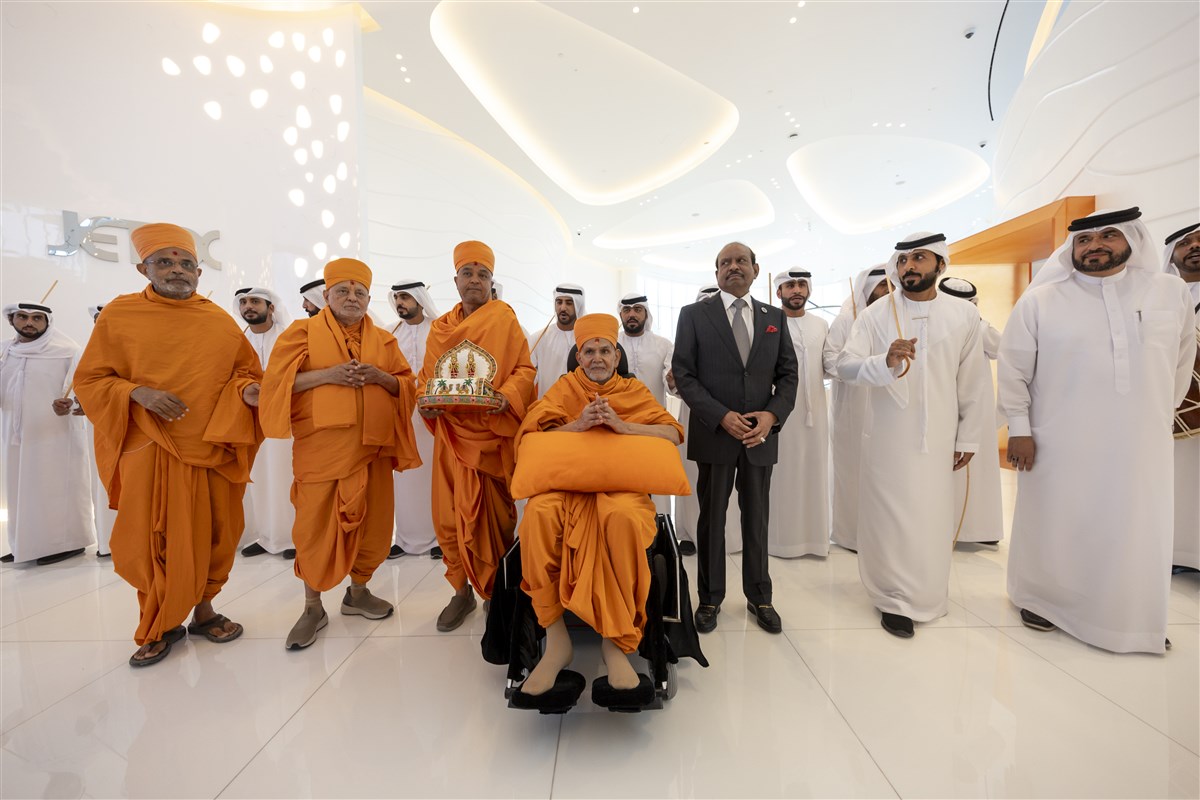 Swamishri with the Al-Ayyala performers and Yusuff Ali