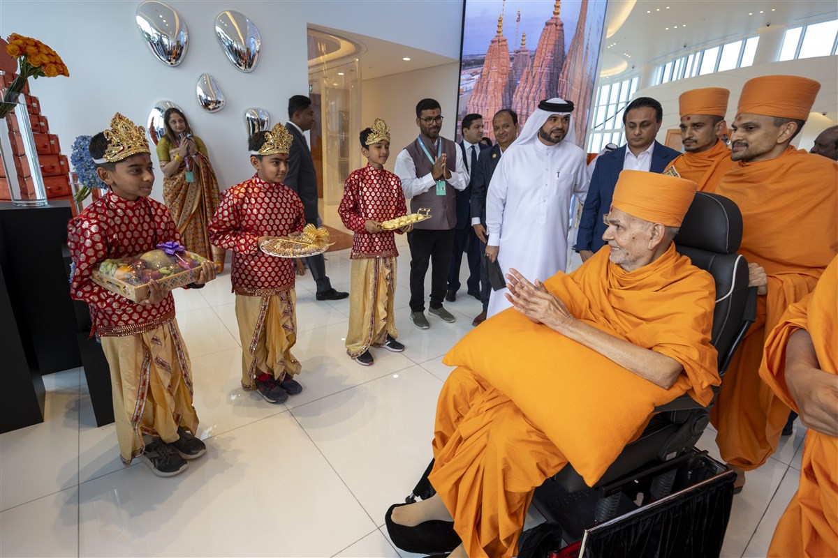 Swamishri warmly responded to children bearing auspicious offerings