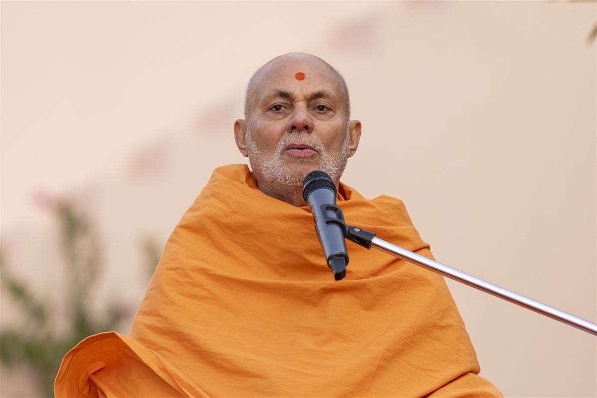 Sadguru Pujya Viveksagardas Swami narrated the history of BAPS in UAE as devotees and well-wishers waited for Swamishri to arrive from the airport