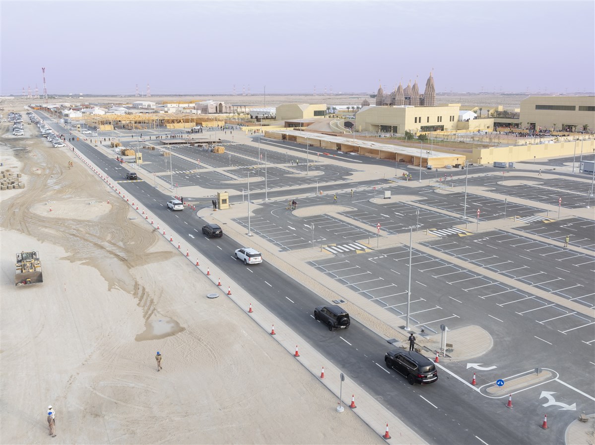 Swamishri received a state escort from the airport to the BAPS Hindu Mandir, Abu Dhabi