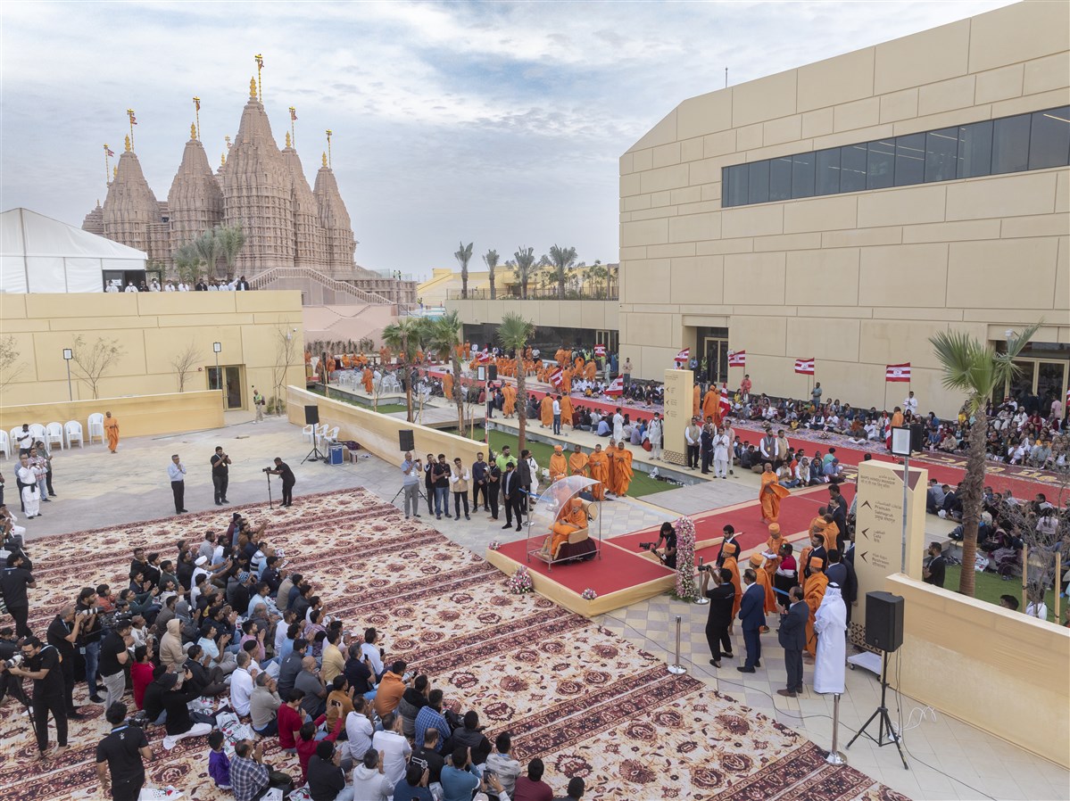 Swamishri gave darshan to the hundreds of devotees who had been waiting patiently at the Mandir