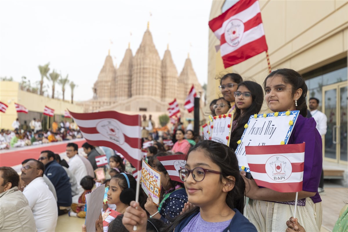 Children welcomed Swamishri with flags and messages