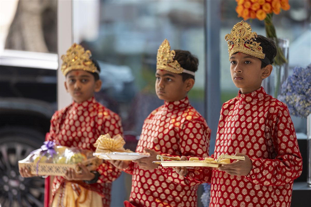 Children also eagerly awaited Swamishri's arrival