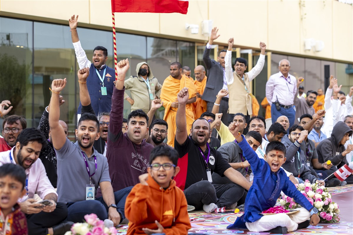 Devotees hailed Swamishri's arrival with enthusiastic cheers of joy