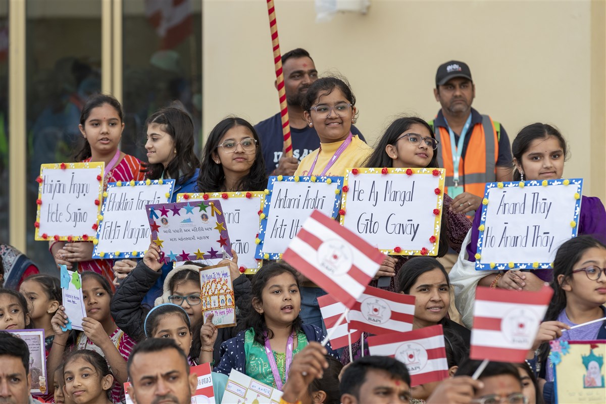 Children greeted Swamishri with handwritten messages of welcome