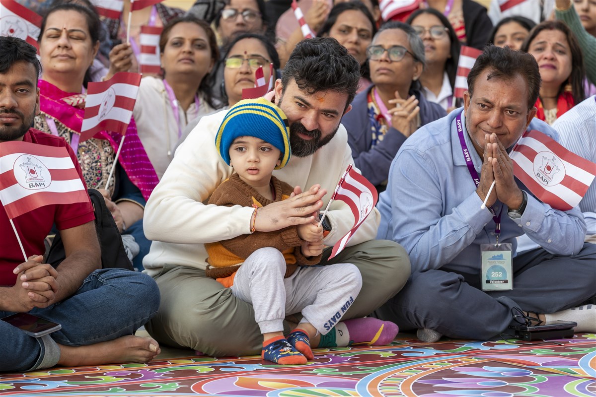 Devotees of all ages welcomed Swamishri