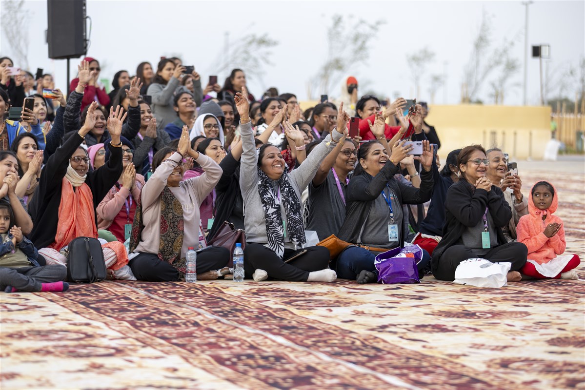 Devotees enthusiastically hailed Swamishri's arrival