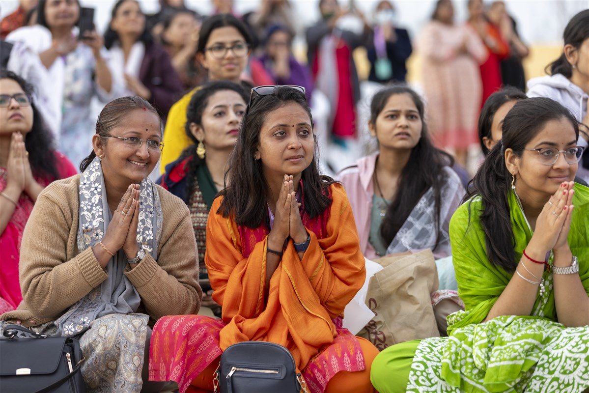 Some devotees greeted Swamishri with tearful reverence