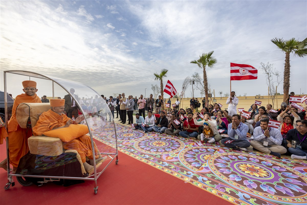 Swamishri interacted with the devotees
