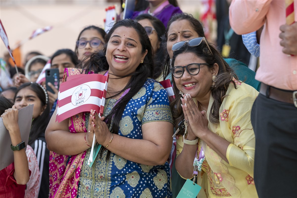 Devotees greeted Swamishri with joyful reverence