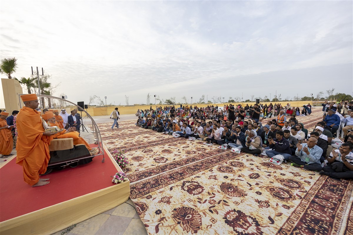 Swamishri gave darshan to the hundreds of devotees who had been waiting patiently at the Mandir
