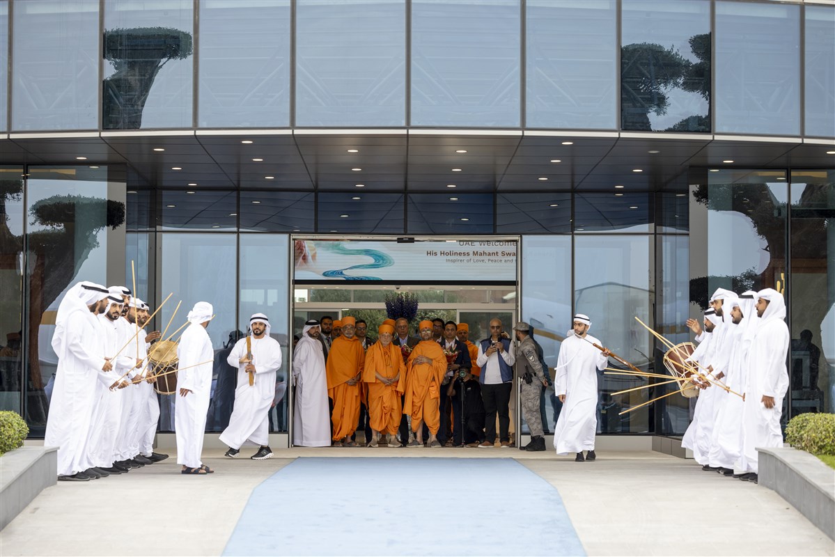 The performers and swamis eagerly awaited Swamishri's arrival