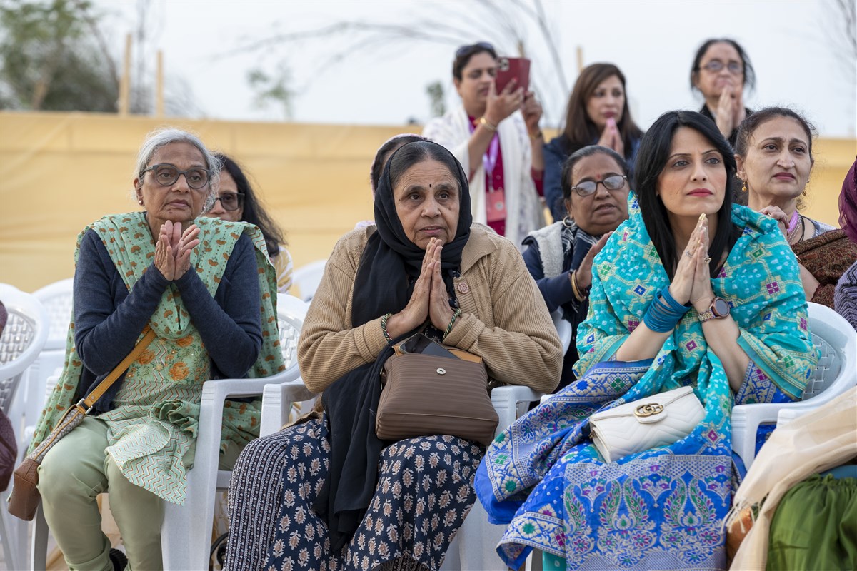 Devotees greeted Swamishri with folded hands
