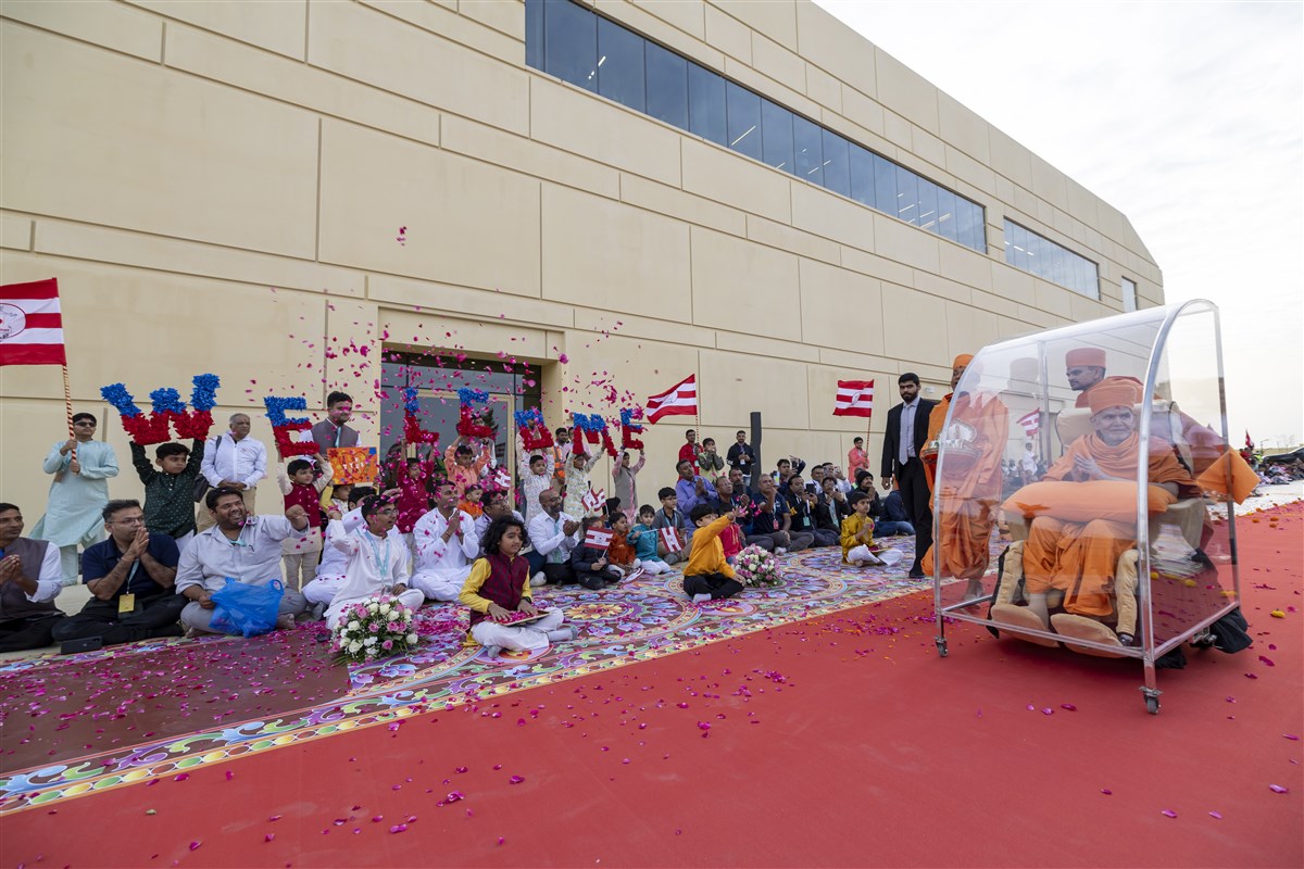 Swamishri humbly accepted the devotees' reverence with folded hands