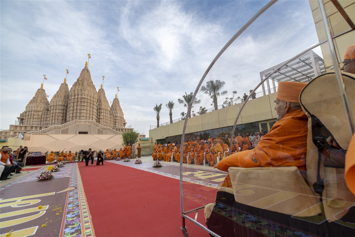 Swamishri marvelled at the rear elevation of the Mandir