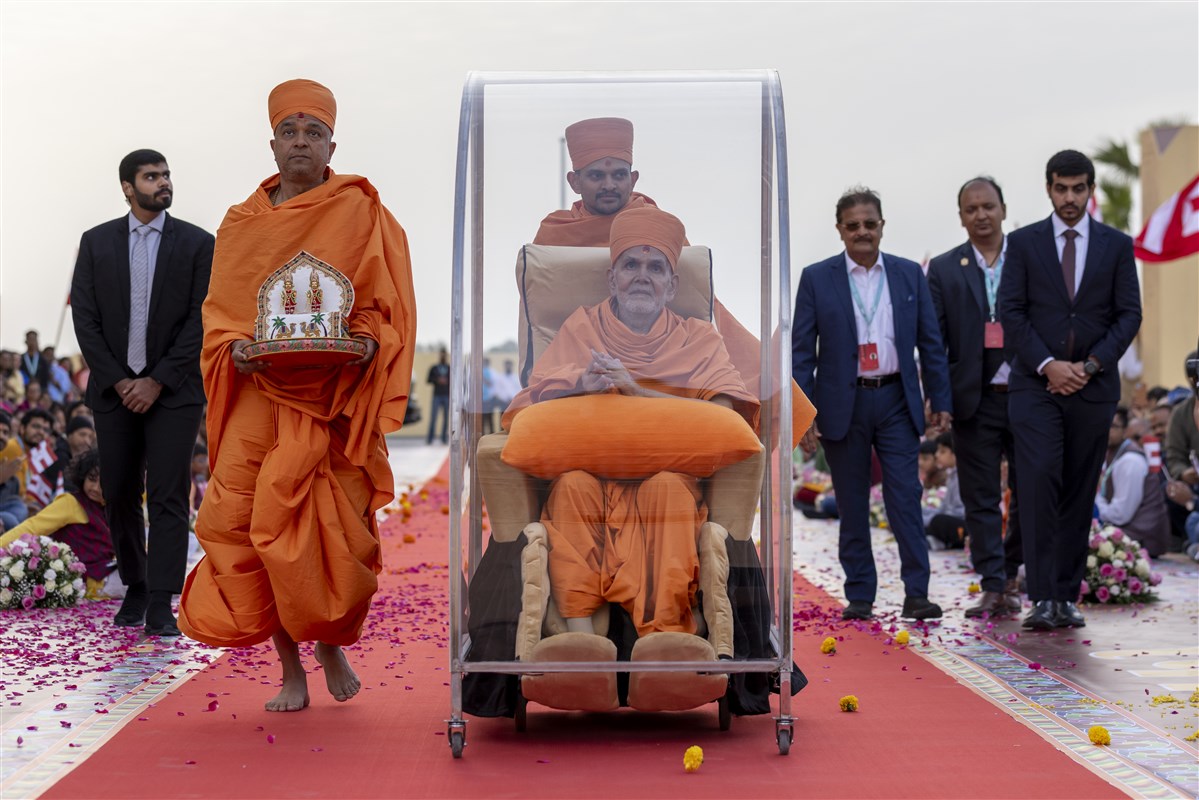 Swamishri marvelled at the rear elevation of the Mandir