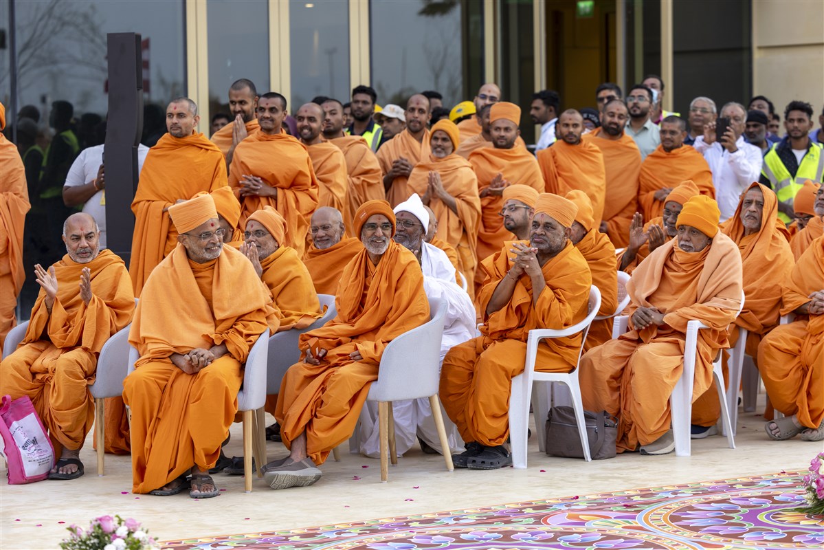 Swamis rejoiced in Swamishri's darshan as he passed