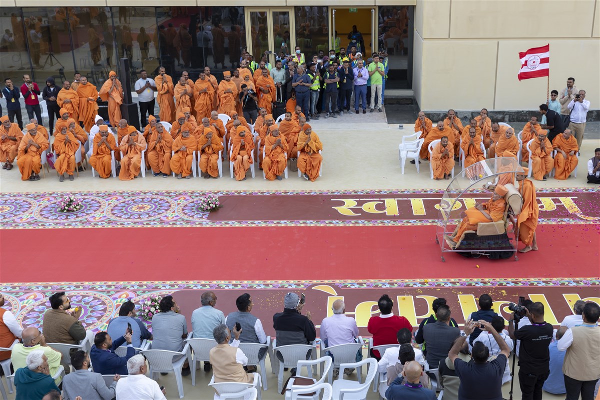 Swamishri's path was flanked with messages of 'Welcome' written in Sanskrit, Arabic, English and Gujarati
