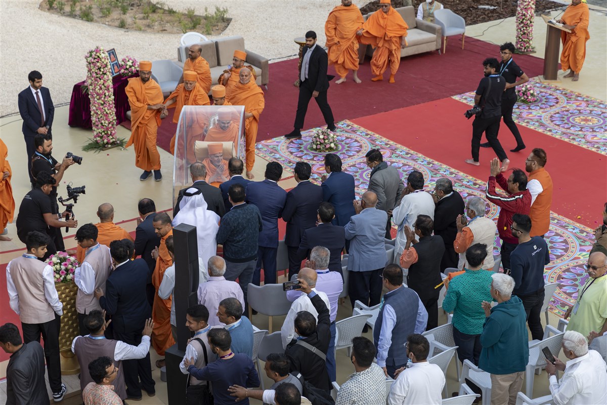 As Swamishri made his way to Sarvasva, he again met leading devotees of the UAE