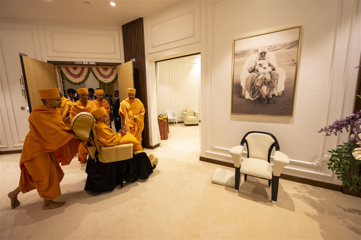 Swamishri admired a photo of Pramukh Swami Maharaj in the Sharjah desert where he first envisioned the Mandir in 1997