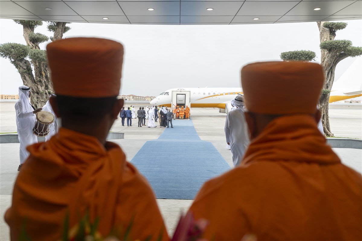 ...state officials and senior swamis waited to greet Swamishri