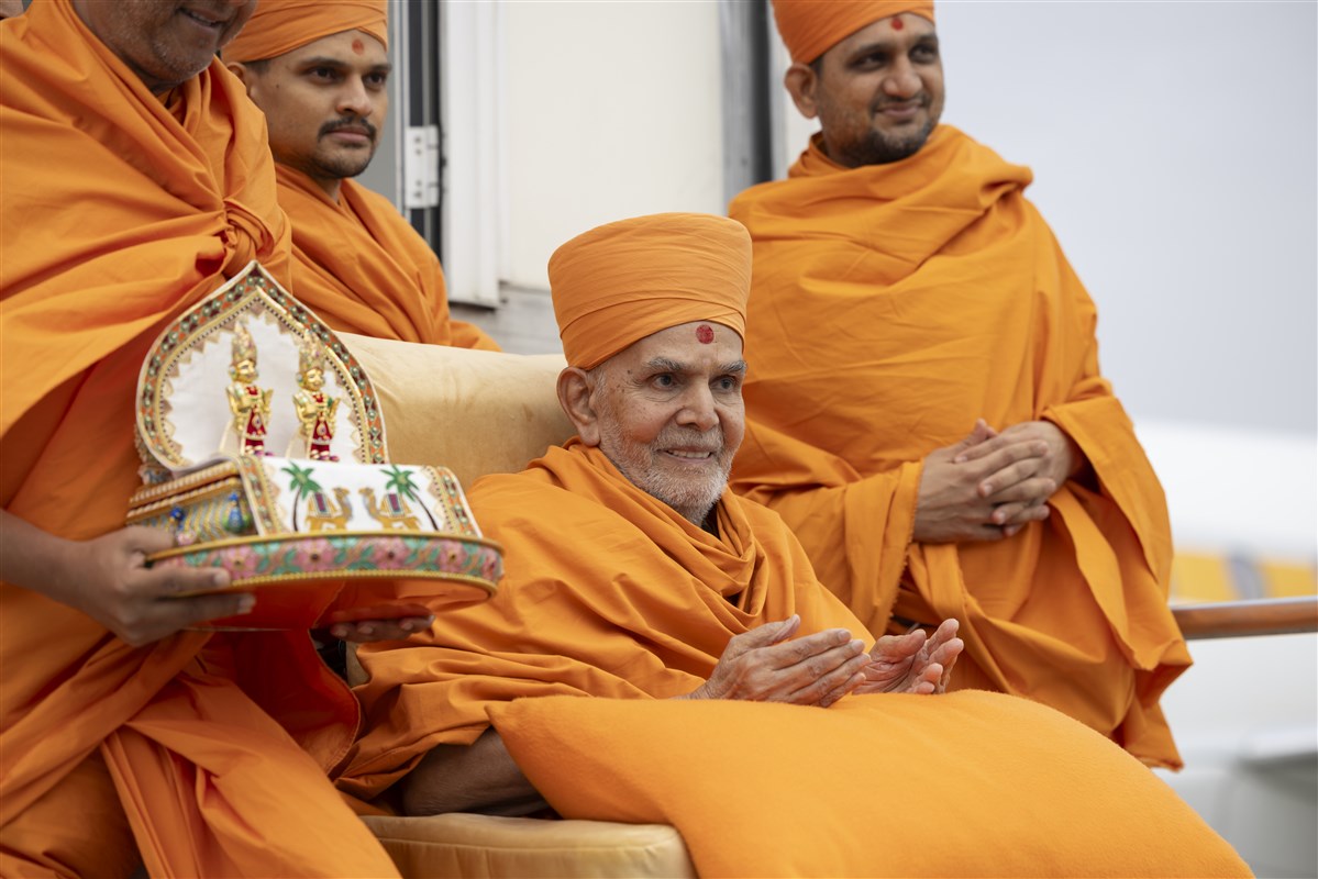 Swamishri was pleased to see His Excellency Sheikh Nahayan Mabarak Al Nahyan, Minister of Tolerance and Coexistence for the UAE