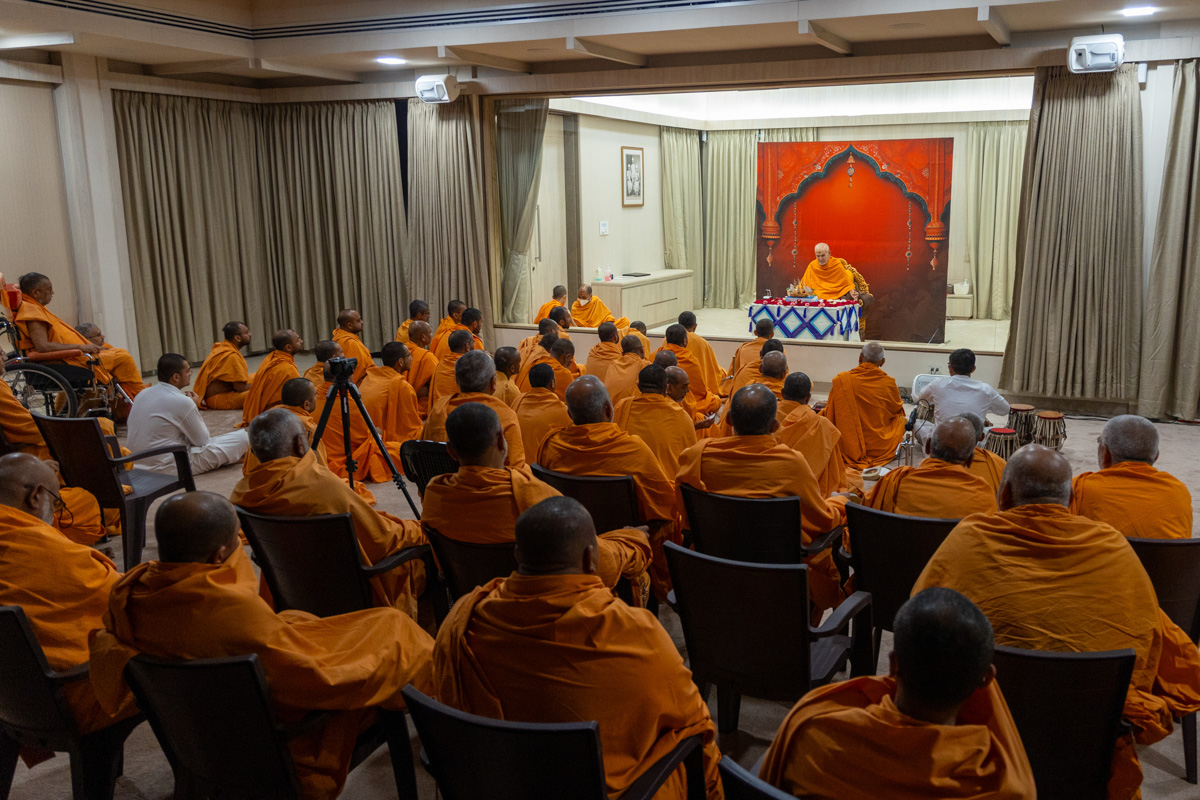 Swamis doing darshan of Swamishri