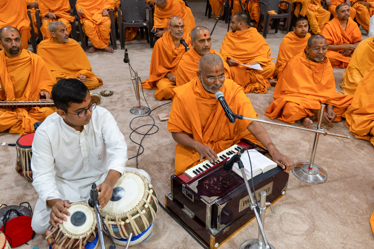 Prabhucharan Swami sings a kirtan in Swamishri's daily puja