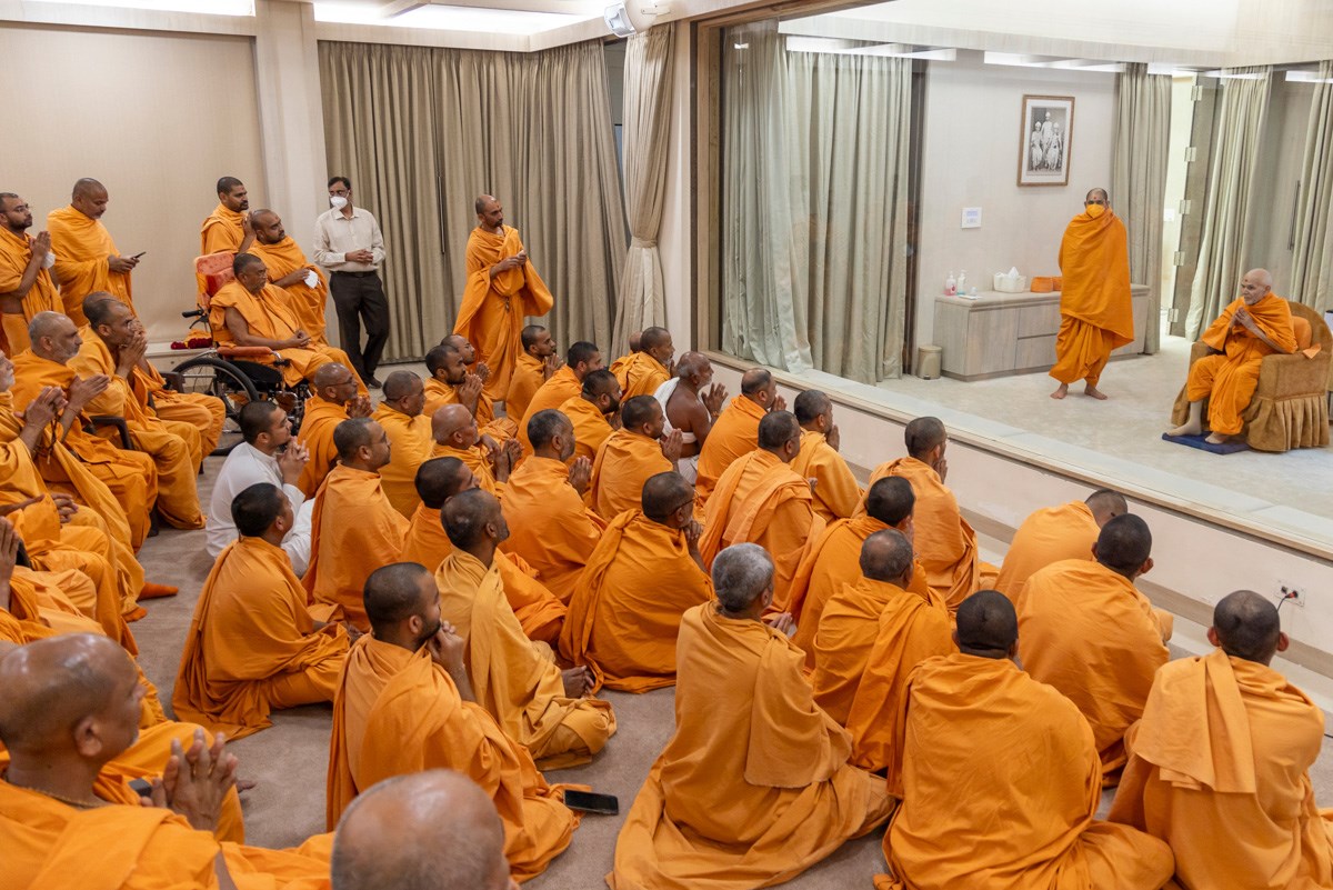 Swamis doing darshan of Swamishri in the afternoon