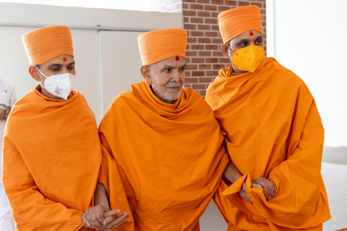 Swamishri departs from Kanad, Surat
