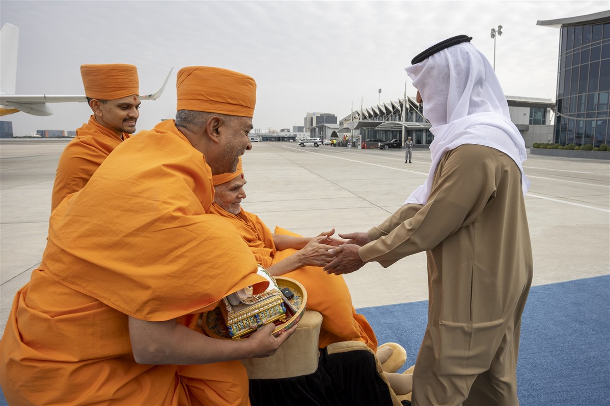 His Excellency Sheikh Nahayan warmly welcomes His Holiness Mahant Swami Maharaj to the UAE