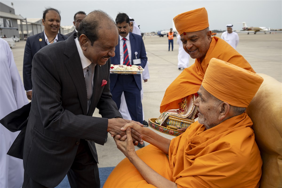 Yusuff Ali, Vice Chairman of the Abu Dhabi Chamber of Commerce and Industry and Chairman of LuLu Group International, also greets Swamishri at the airport
