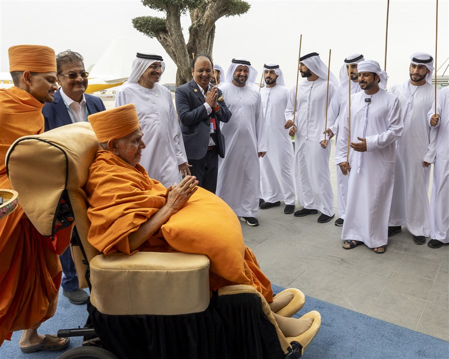 Swamishri greets the Arabic performers with folded hands