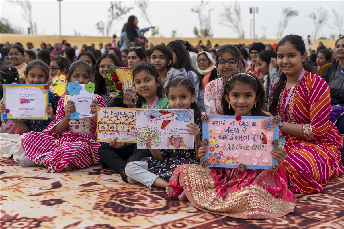 Children greet Swamishri with hand-drawn messages of welcome