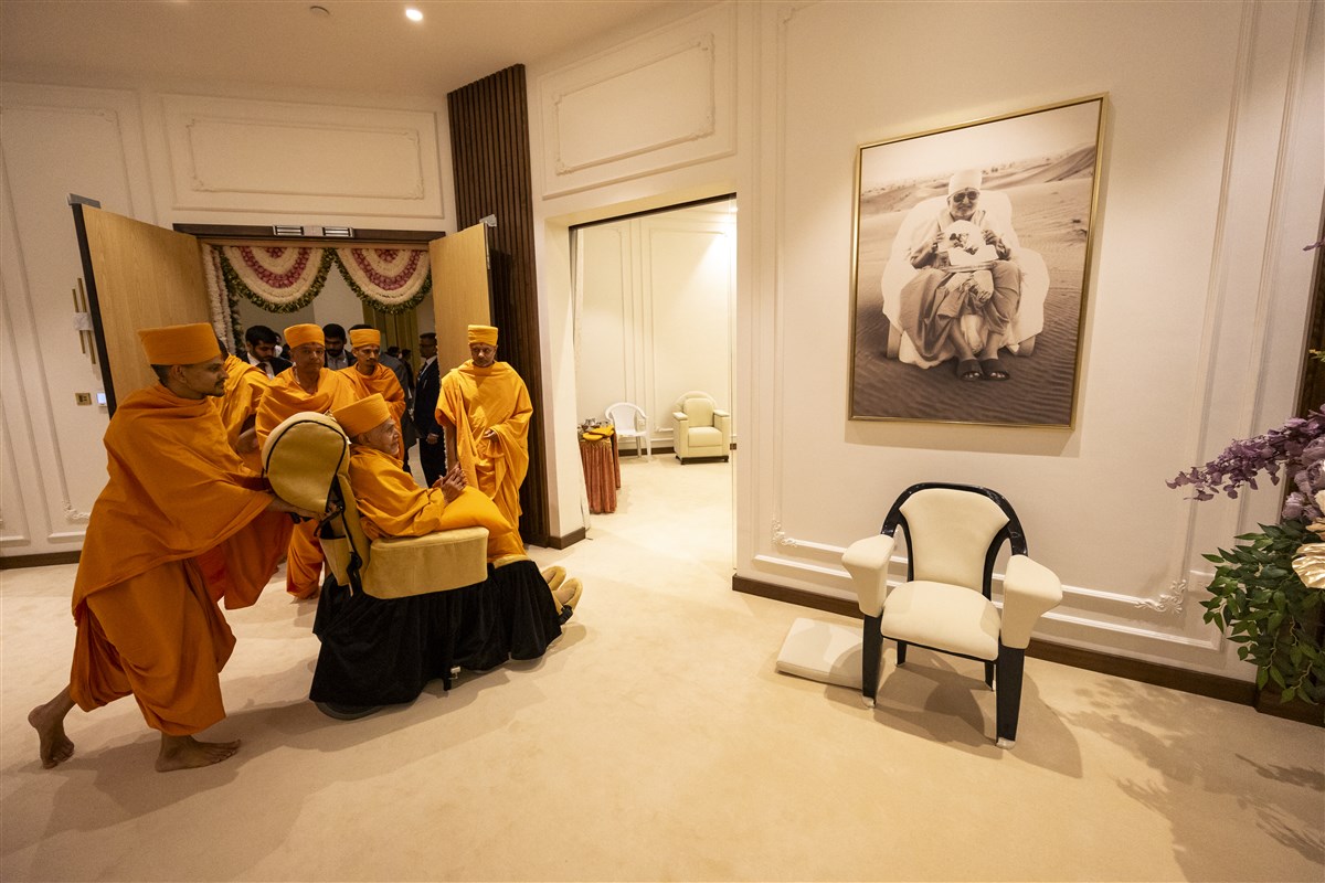 Swamishri enters Sarvasva, admiring a photo of Pramukh Swami Maharaj from 1997 in the Sharjah desert