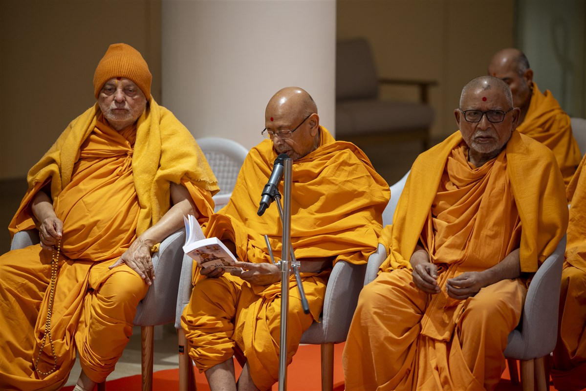 Sadguru Tyagvallabhdas Swami sings a kirtan in Swamishri's puja: <i>'Mokshne mate aa re jagatma...'</i> 