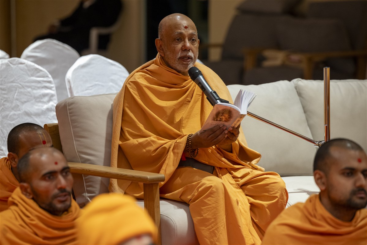 Shreejiswarupdas Swami sings a kirtan during Swamishri's puja: <i>'Yogi Bapa amari tame raksha karo...'</i>