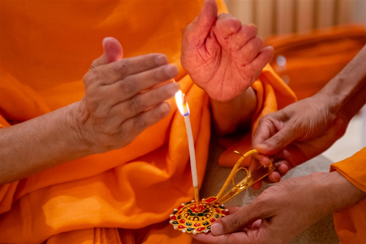 Swamishri accepts the arti's blessings